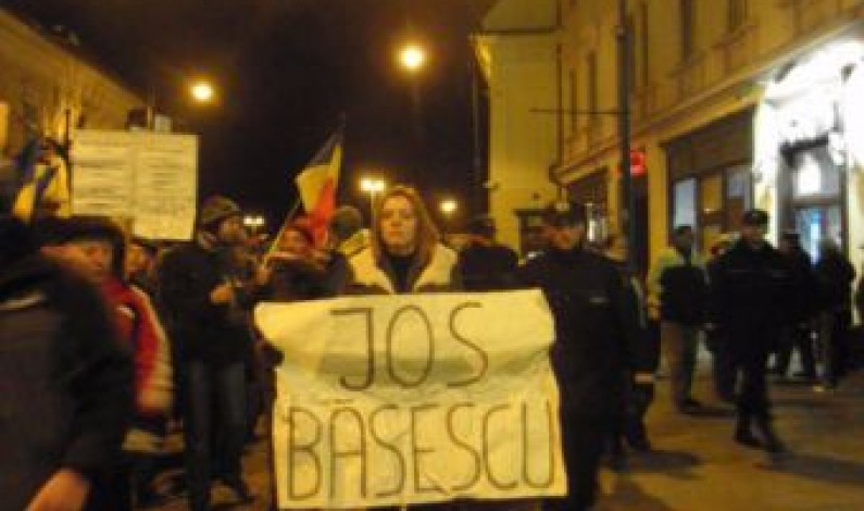 Peste 100 de sibieni au protestat vineri împotriva lui Băsescu