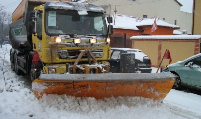 300 de tone de clorură de magneziu şi de sare aruncate pe străzile Sibiului