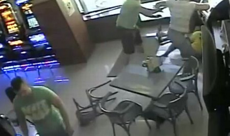 Video şocant! 3 indivizi au bătut agentul de pază al unei săli de jocuri din Turnişor