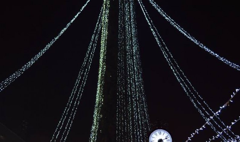 La Cisnădie a fost inaugurat cel mai înalt brad de Crăciun din România