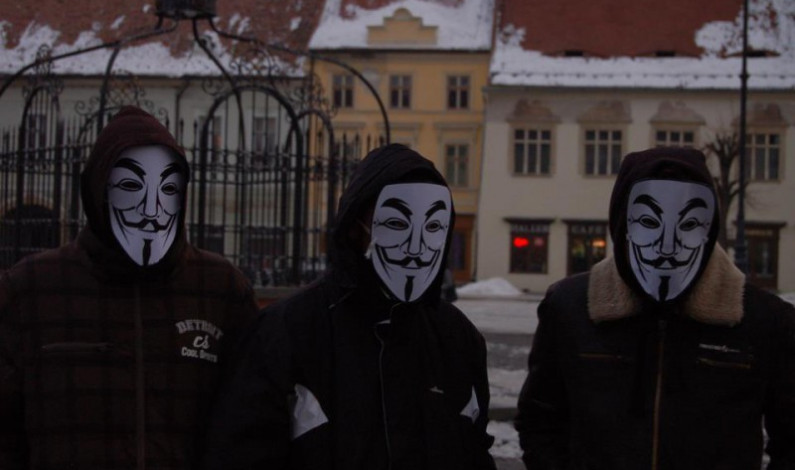 200 de sibieni protestează împotriva ACTA, în Piaţa Mare din Sibiu 200 de sibieni protestează împotriva ACTA, în Piaţa Mare din Sibiu