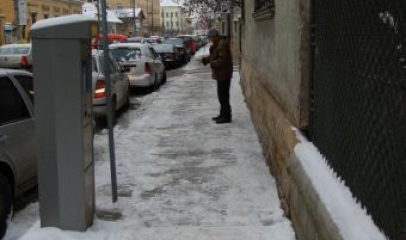 Peste 100 de sibieni amendați că nu şi-au curățat trotuarele de gheață Peste 100 de sibieni amendați că nu şi-au curățat trotuarele de gheață